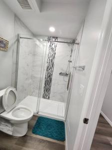 uma casa de banho com um chuveiro e um WC. em Cozy one bedroom in Airdrie em Airdrie