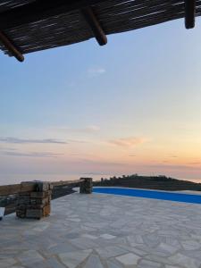 Koundouros的住宿－Divine Blue Villa Nano in Koundouros Kea Cyclades with pool and sea view，从带游泳池的别墅屋顶上欣赏美景