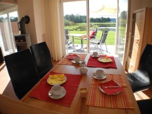 uma mesa de madeira com guardanapos vermelhos e pratos em Auszeit - Nordhorn em Nordhorn