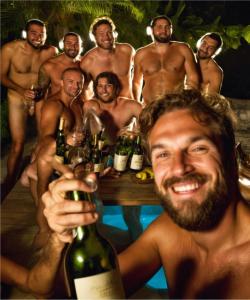 un grupo de hombres desnudos sosteniendo botellas de vino en Pelados Beach Hostel en Pipa