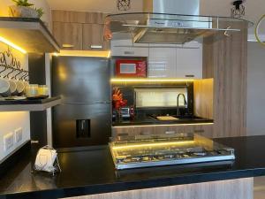 Kuchyň nebo kuchyňský kout v ubytování Luxurious and Modern Apartment in North Zone