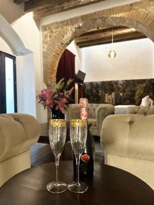 HOTEL BOUTIQUE CASONA 65 في بوبلا: كأسين من الشمبانيا على طاولة في غرفة المعيشة
