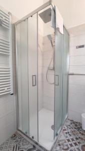 um chuveiro com uma porta de vidro na casa de banho em Casa Elvezia Guest House em SantʼElpidio a Mare