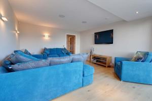ボーンマスにある6 Sandbourneのリビングルーム(青いソファ、薄型テレビ付)
