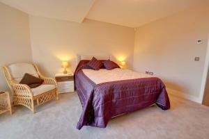 ボーンマスにある6 Sandbourneのベッドルーム(大型ベッド1台、椅子付)