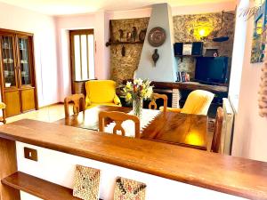 una sala da pranzo con tavolo in legno e sedie gialle di Il Trebbio a Barga