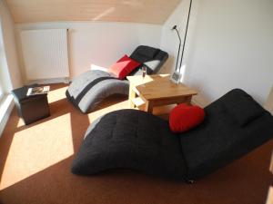 uma sala de estar com dois sofás e uma mesa em Auszeit - Nordhorn em Nordhorn