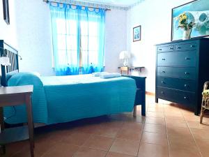 1 dormitorio con 1 cama, vestidor y ventana en Il Trebbio, en Barga