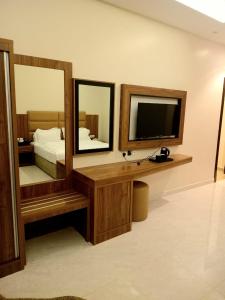 En tv och/eller ett underhållningssystem på فندق دره الراشد للشقق المخدومه