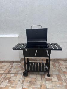 un barbecue posto in cima a un piano di Casa Acapulco-Barra Vieja a Icacos