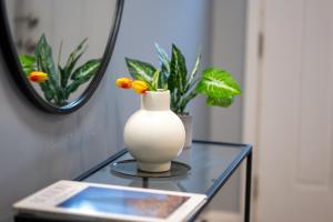 eine Vase auf einem Glastisch mit einem Spiegel in der Unterkunft Newark's Family Favorite Place in Newark