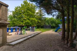 Herní místnost nebo prostor pro děti v ubytování Manoir romantique 8 mn du lac et 2 heures de Paris + 71 fotografií