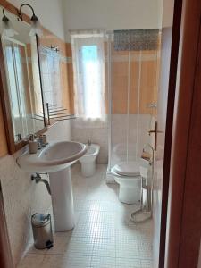 une salle de bain avec un lavabo et des toilettes dans l'établissement Casa Rachele, à Rome