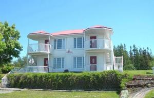 里穆斯基的住宿－Manoir Guay Lafontaine，一座大型白色房屋,设有红色屋顶