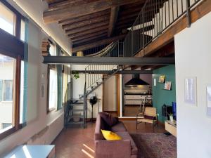 - un salon avec un canapé et un escalier dans l'établissement Loft romantic house, à Rodengo Saiano