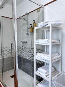- un porte-serviettes blanc dans la salle de bains pourvue d'une douche dans l'établissement Loft romantic house, à Rodengo Saiano