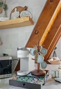 Kjøkken eller kjøkkenkrok på The Scandia “A-Frame Chalet” Fireplace & Hot tub