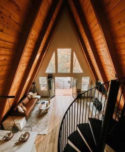 Posezení v ubytování The Scandia “A-Frame Chalet” Fireplace & Hot tub