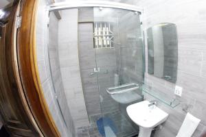 ein Badezimmer mit einem Waschbecken, einem WC und einem Spiegel in der Unterkunft Vovole Luxury Homes in Kwedonu