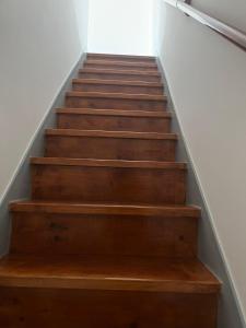 una escalera con escalones de madera en una casa en PÉROLA DA ARRÁBIDA - no coração de Setúbal en Setúbal