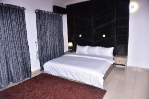 Giường trong phòng chung tại 1118 Serenity Residence