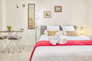 Postel nebo postele na pokoji v ubytování Santa Cruz Alicante Apartamentos