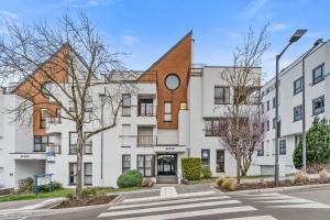 um edifício de apartamentos com tijolos em Bright Belair Gem Experience the City in Style em Luxemburgo