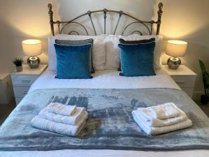 un letto con due asciugamani sopra di 4 The Bayhouse a Shanklin