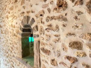 un mur en pierre avec un feu vert dans l'établissement Domaine Le Petit Coubert, à Coubert