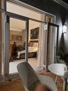 um quarto com um espelho, uma cama e uma mesa em Vredenburg Manor House em Somerset West