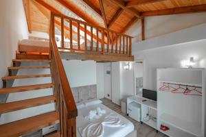 博尔什Hotel Take的一间卧室设有楼梯,卧室内设有一张床