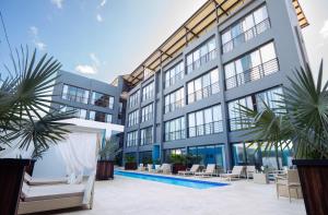 Bazén v ubytování Instyle Residences at RIZZ SUITES nebo v jeho okolí