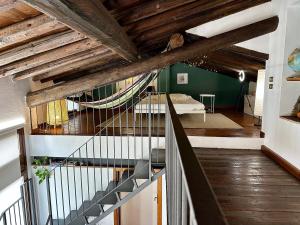 une chambre avec un escalier et une chambre avec un lit dans l'établissement Loft romantic house, à Rodengo Saiano
