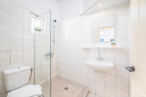 Kúpeľňa v ubytovaní Mylos Apartments Anissaras