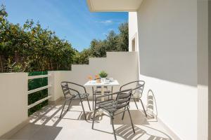 Balkón alebo terasa v ubytovaní Mylos Apartments Anissaras