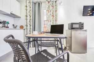 Η κουζίνα ή μικρή κουζίνα στο Santa Cruz Alicante Apartamentos +34 φωτογραφίες