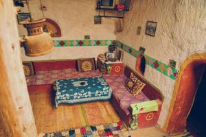 ein Wohnzimmer mit einem Sofa und einem Tisch in der Unterkunft l'expérience Berbère in Agadir