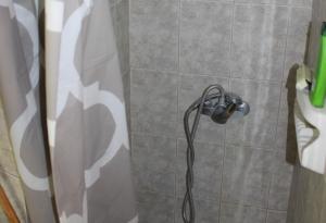 uma casa de banho com uma cabeça de chuveiro em Studio Amazing Neighborhood em Tessalônica