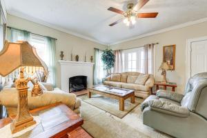ein Wohnzimmer mit einem Sofa und einem Kamin in der Unterkunft Sanford Vacation Rental about 1 Mi to Downtown! in Sanford