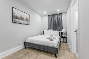 Un pat sau paturi într-o cameră la Victoria Park Suite