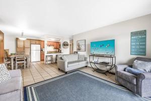 Kuchyň nebo kuchyňský kout v ubytování The Lakeside Condo #202