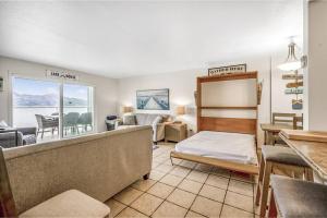 Postel nebo postele na pokoji v ubytování The Lakeside Condo #202