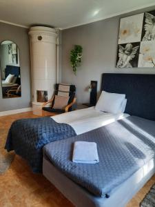 um quarto com uma cama grande e um cobertor azul em KvarnDammens Bed & Breakfast em Vetlanda