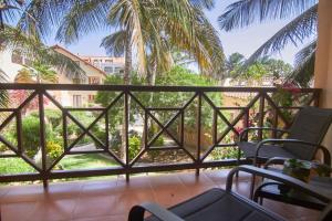 d'un balcon avec des chaises et une vue sur le jardin. dans l'établissement Porto Antigo 2- lovely studio 32, à Santa Maria