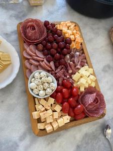 a tray of different types of meats and cheese at Beau studio centre ville in Montataire