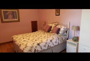 ein Schlafzimmer mit einem Bett mit einer Bettdecke in der Unterkunft Stay With Jack in Limerick