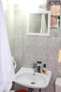 ein Bad mit einem Waschbecken und einem Spiegel in der Unterkunft Stunning one Bedroom Studio in thessaloniki in Thessaloniki