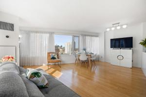 un soggiorno con divano e tavolo di Modern 2-Bedroom Condo w Floor to Ceiling Windows a Toronto