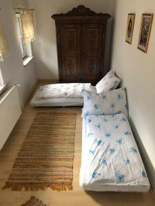 two twin beds in a room with a rug at Wohnung Rudolf in Bad Ischl