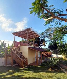 um edifício com um telhado em cima em Casa ARCOIRIS em Las Galeras